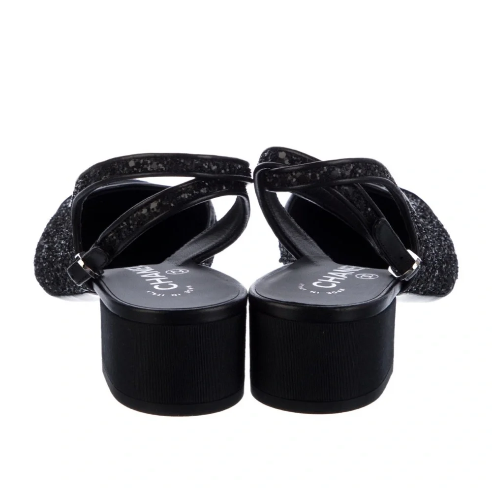 CHANEL CC logo pumps.